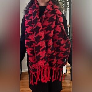 DKNY Women's Oversized Houndstooth Scarf Red/Black